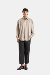 Kanemasa Phil. chemise beige oversize portée avec pantalon noir et sandales cuir, look minimaliste homme SS26