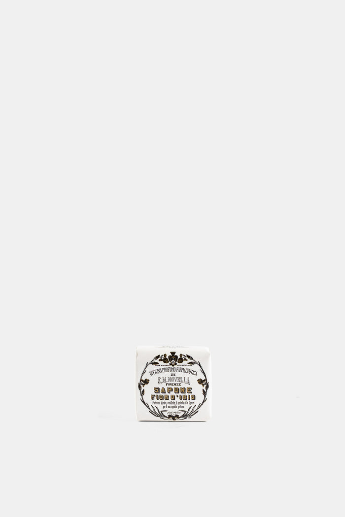 Santa Maria Novella savon parfumé Fior d'Iris emballage blanc motifs botaniques dorés iris floral