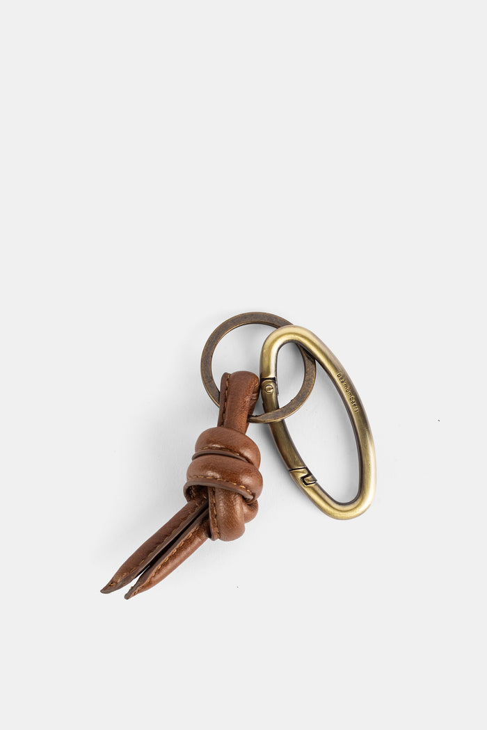 Bea Mombaers porte-clés nœud cuir cognac avec mousqueton ovale laiton vieilli SS25
