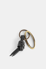 Bea Mombaers porte-clés nœud cuir noir anneau laiton vieilli carabiner oval SS25