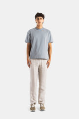 Handvaerk t-shirt Pima gris bleu porté avec pantalon lin beige et sneakers kaki look casual luxe homme SS26