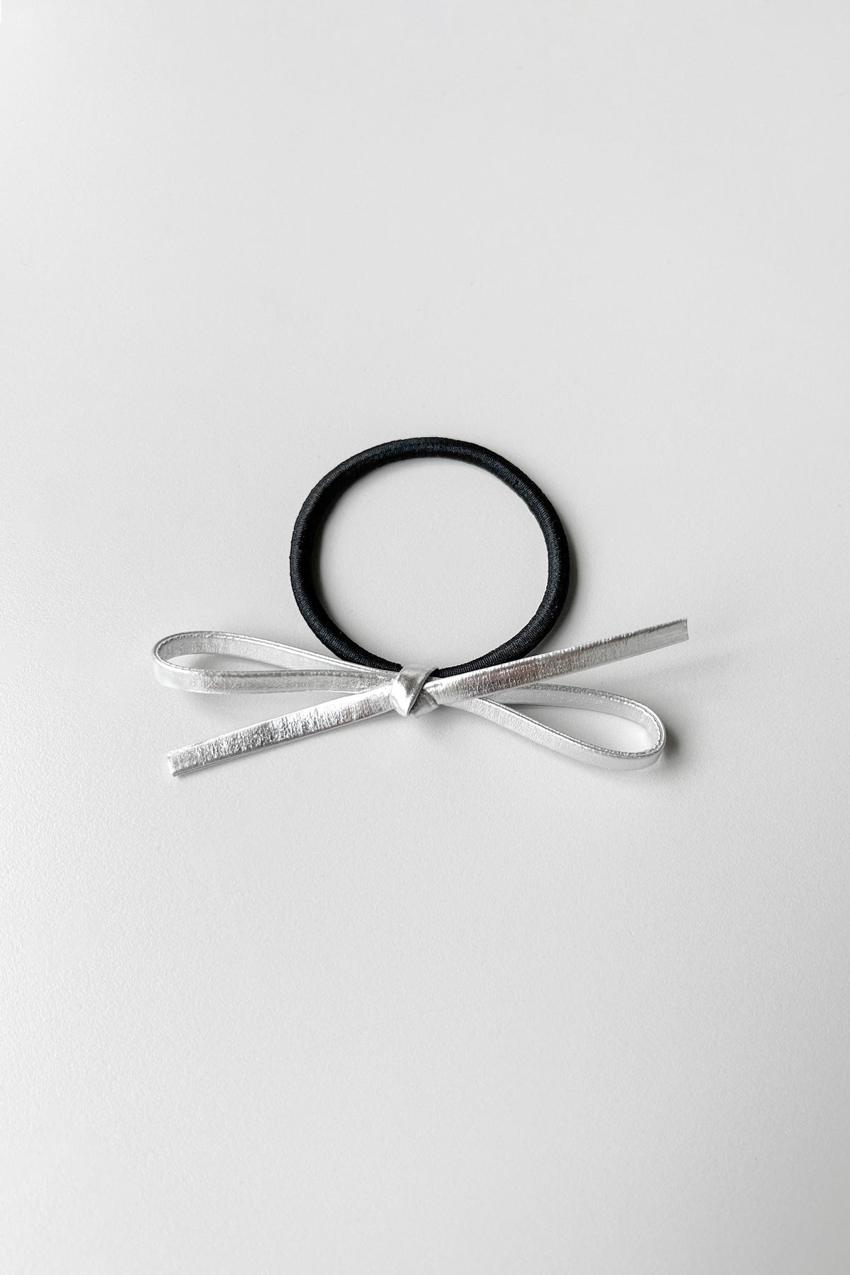 HAIR TIE WITH METALLIC BOW