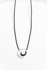 CHAIN NECKLACE WITH ROUND PENDANT