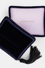 Sophie Bille Brahe écrin velours bleu nuit ouvert intérieur lavande brodé or, pompon noir FW25