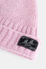 BB Wallace bonnet Shore étiquette tissée noire détail patch laine cachemire rose pâle collection FW25