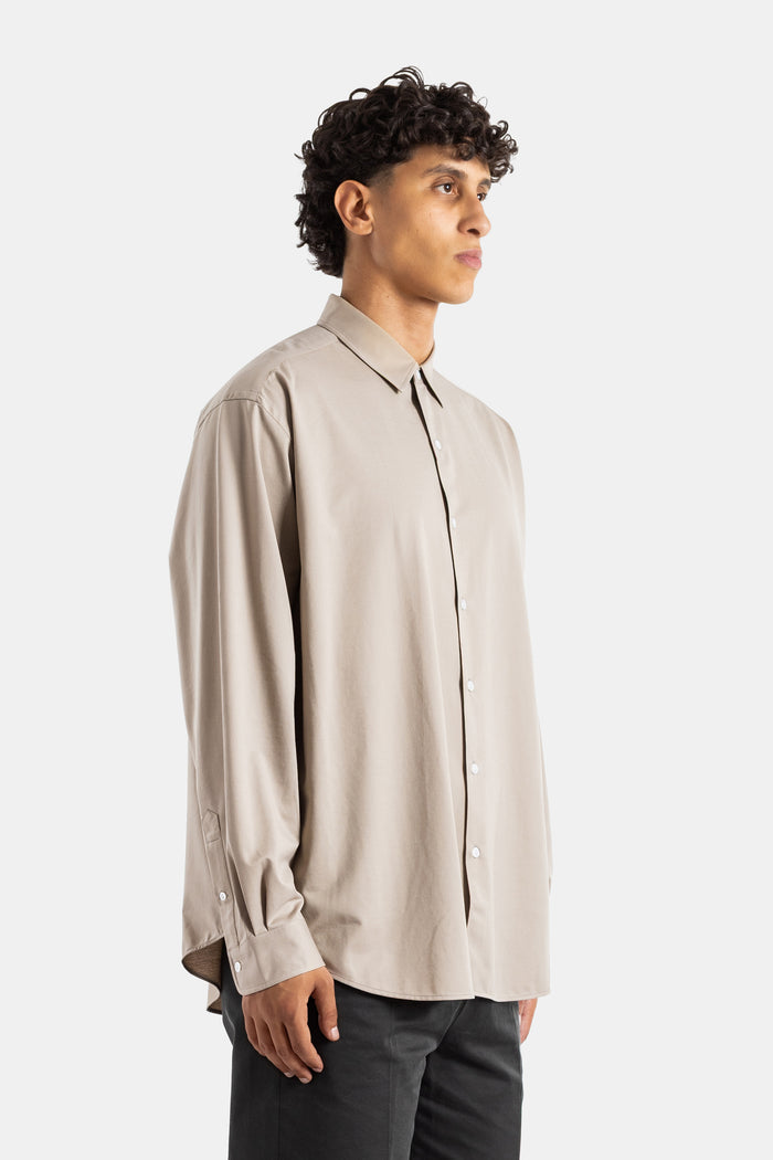 Kanemasa Phil. chemise homme beige vue de profil coupe oversize manches longues poignets boutonnés jersey coton