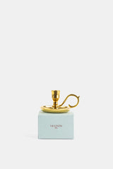 Trudon bougeoir hollandais en laiton doré posé sur son écrin bleu pastel collection FW26 chandelier luxe