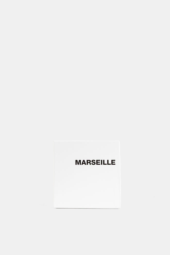 Comme des Garçons Parfums Marseille EDT packaging carré blanc épuré avec inscription noire centrée fond neutre