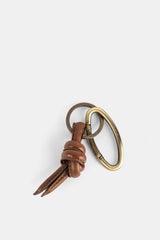 Bea Mombaers porte-clés nœud cuir cognac avec mousqueton ovale laiton vieilli SS25