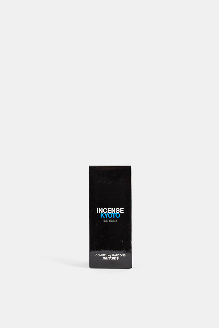 Boîte noire brillante Comme des Garçons Parfums Incense Kyoto Series 3 avec typographie bleue et blanche