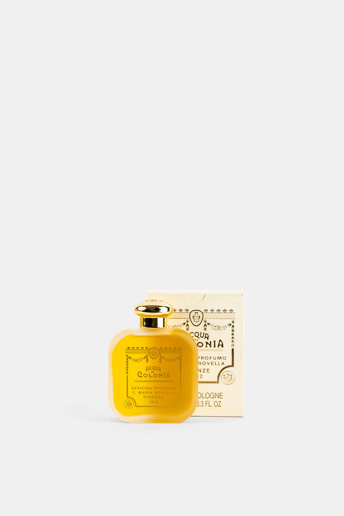 Santa Maria Novella Vetiver cologne présentée avec son écrin crème et or aux ornements vintage Firenze